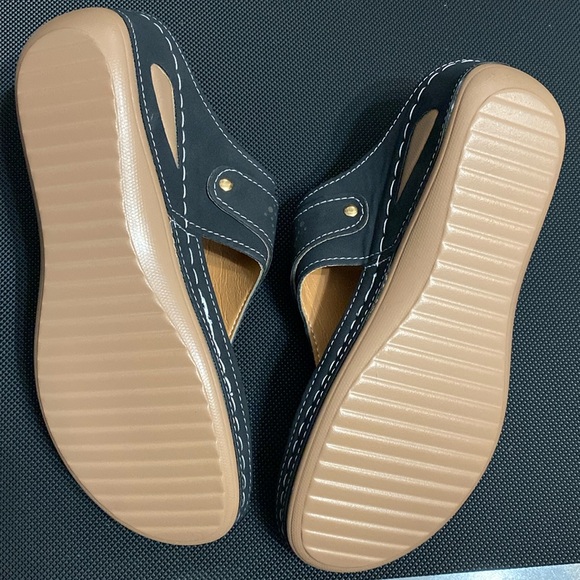 Black heeled flip flops - refer to measurements for size - Picture 4 of 9